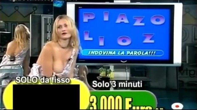 Итальянское телешоу: позор Леа ди Лео, из ее костюма выпадает молочный коктейль