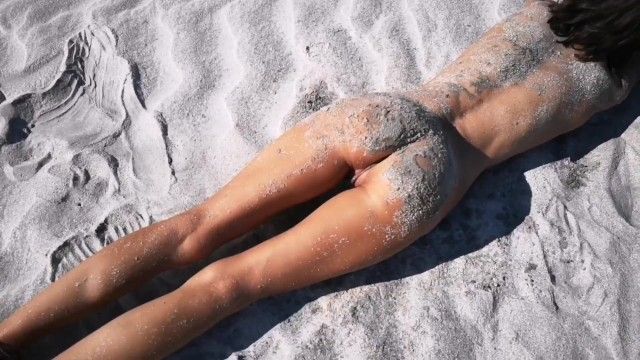 陌生人在一个裸体主义者海滩上发现一个完美无瑕的晒黑深褐色，给她一个鹰派制作水