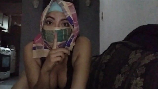Echte Araberin in Hijab Mama masturbiert, um Agonorgasmos während der Zeit, in der der Ehepartner schläft, zu spritzen